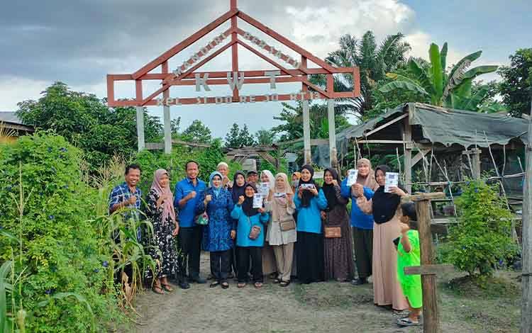 1750211093-desmalasanti-bambang-purwanto-kerudung-biru-dan-suami-saat-meninjau-kwt-binaanya
