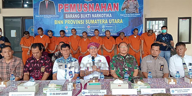 Anggota-Komisi-III-DPR-RI-Hinca-Panjaitan-saat-mengikuti-konferensi-pers-pengungkapan-kasus-narkoba-di-BNN-Sumut
